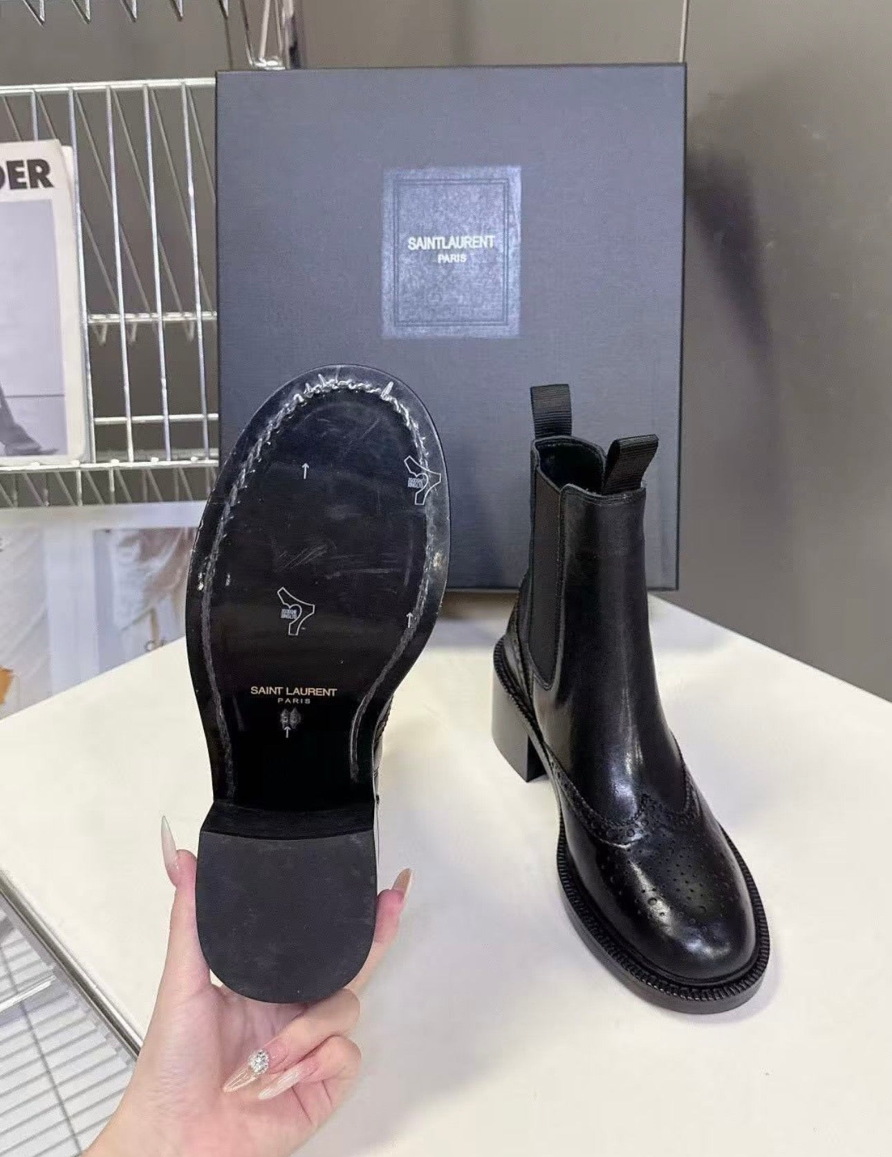 Logo Boots
