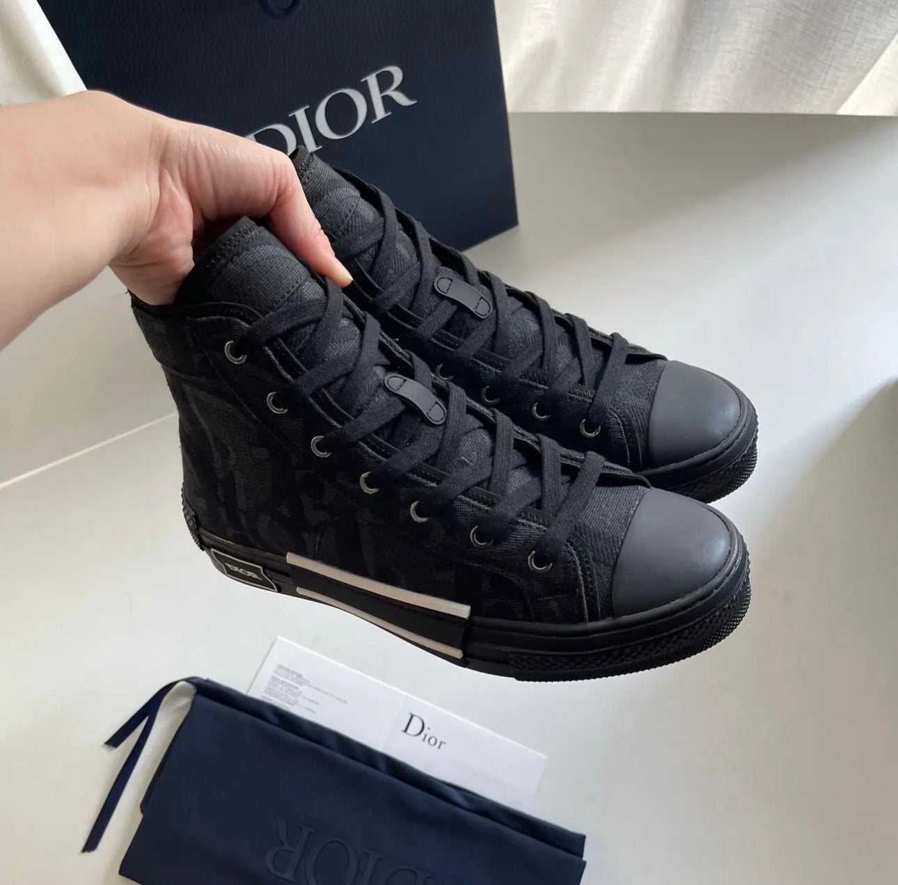 B23 Sneaker