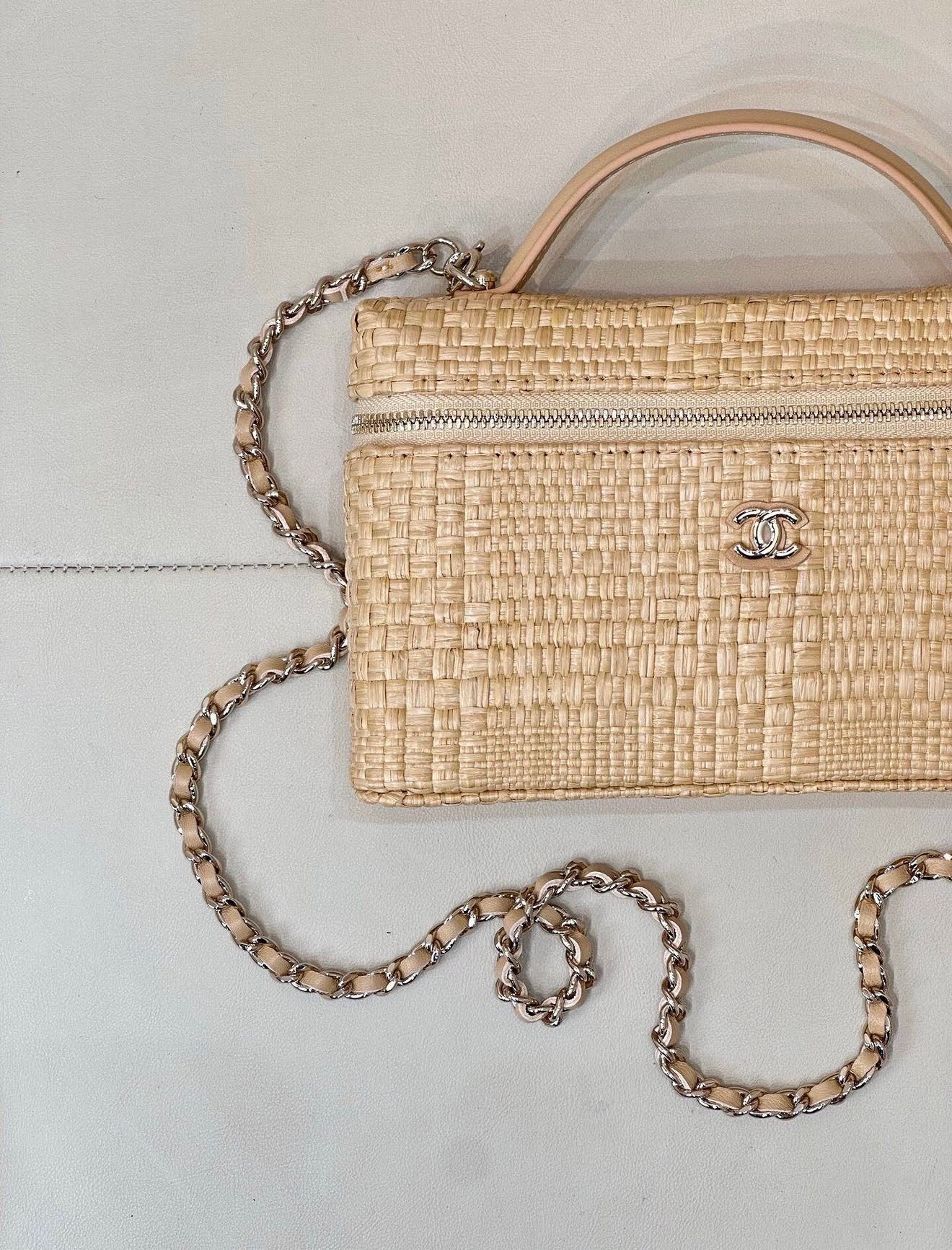 Trendy Vanity Raffia