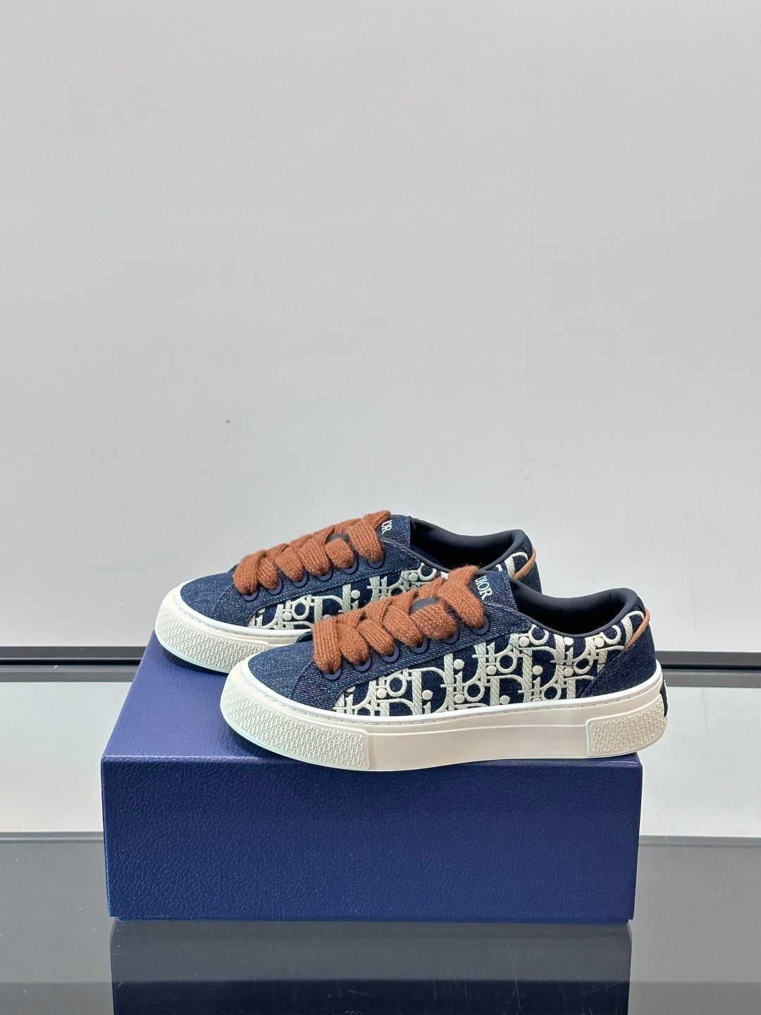 B33 Trainers