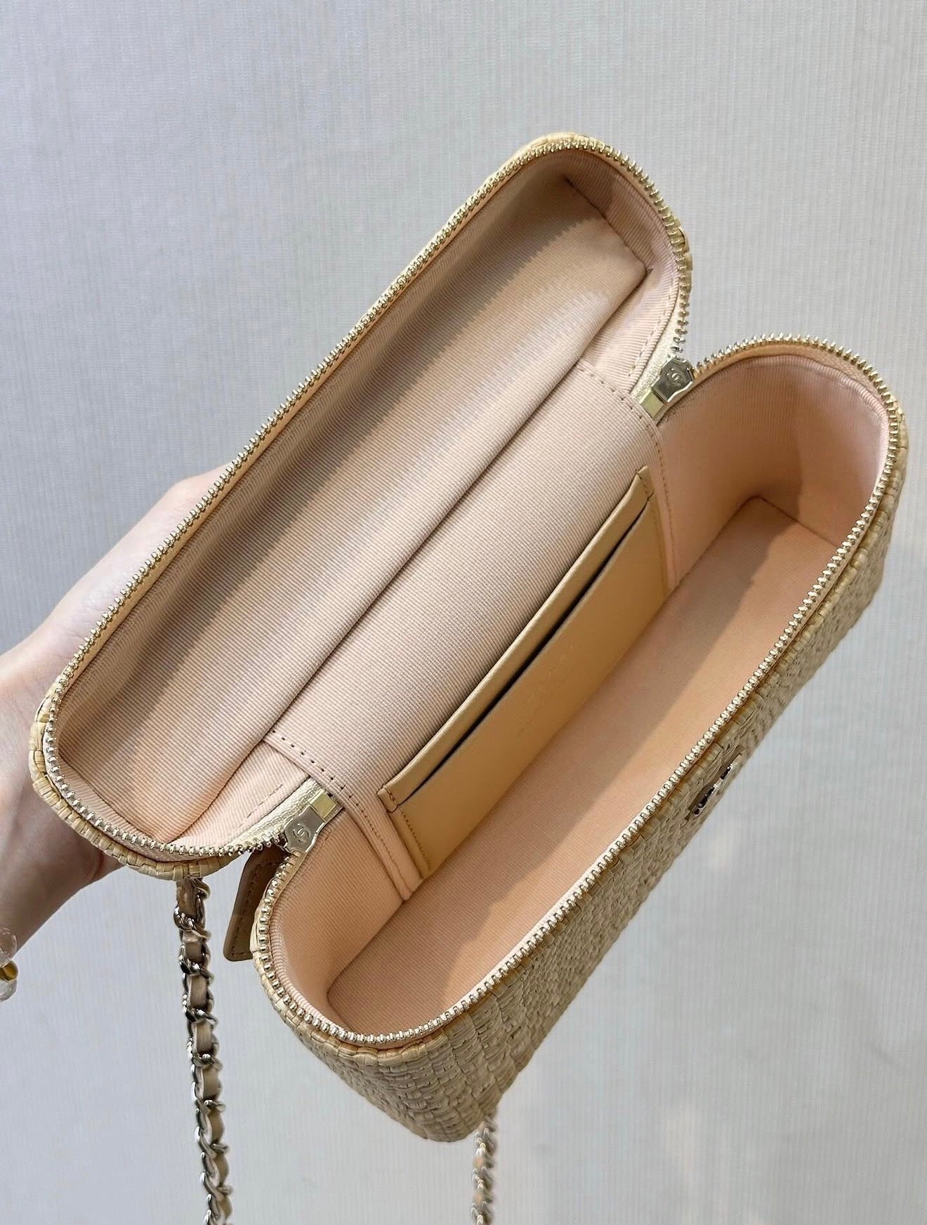 Trendy Vanity Raffia