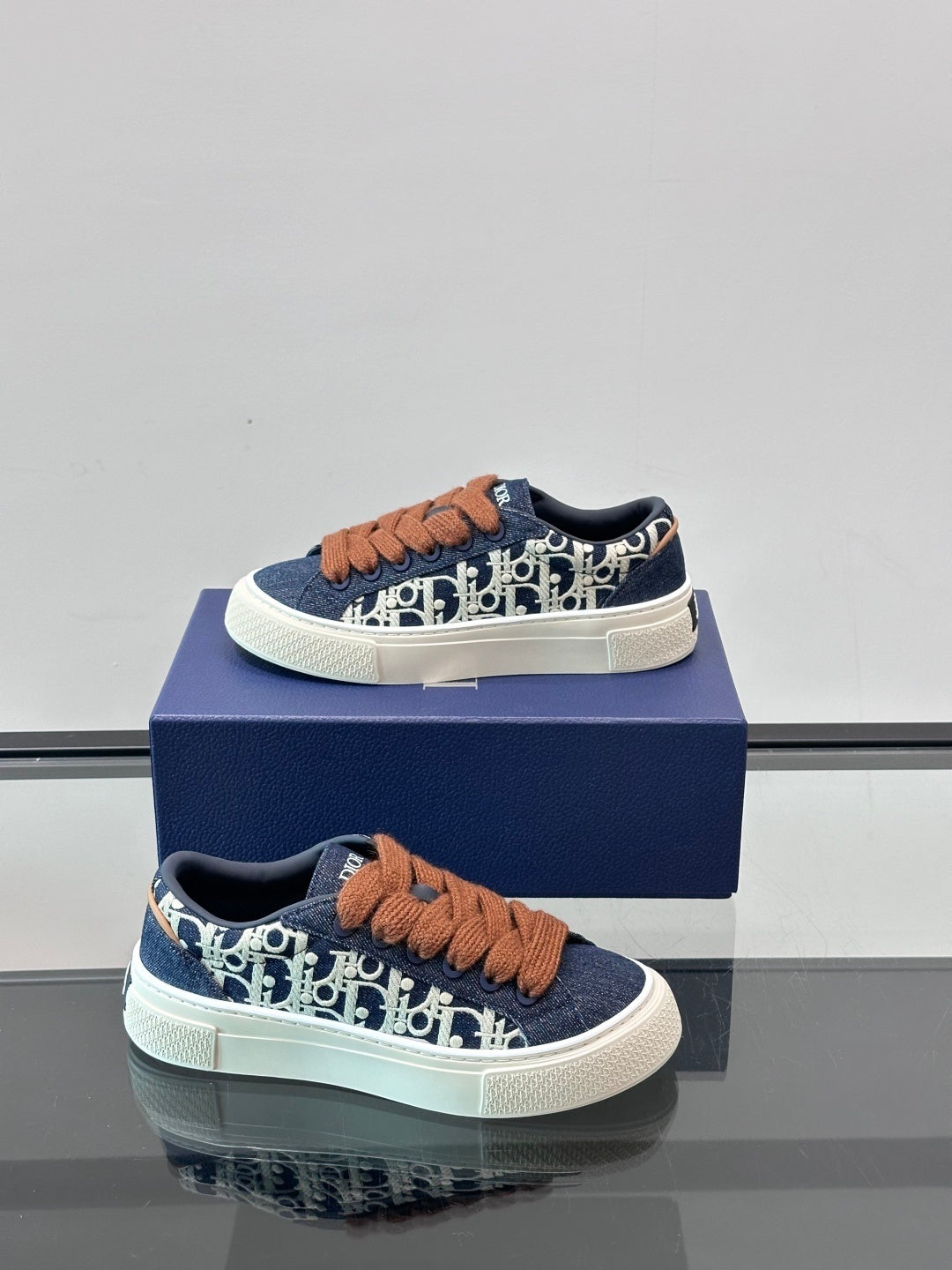 B33 Trainers