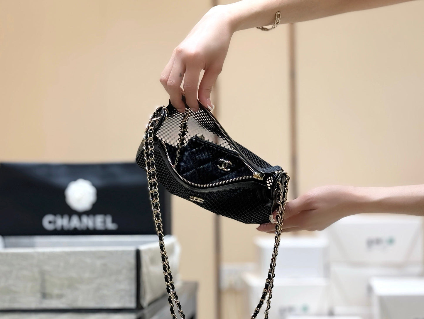 Mesh Chain Clutch